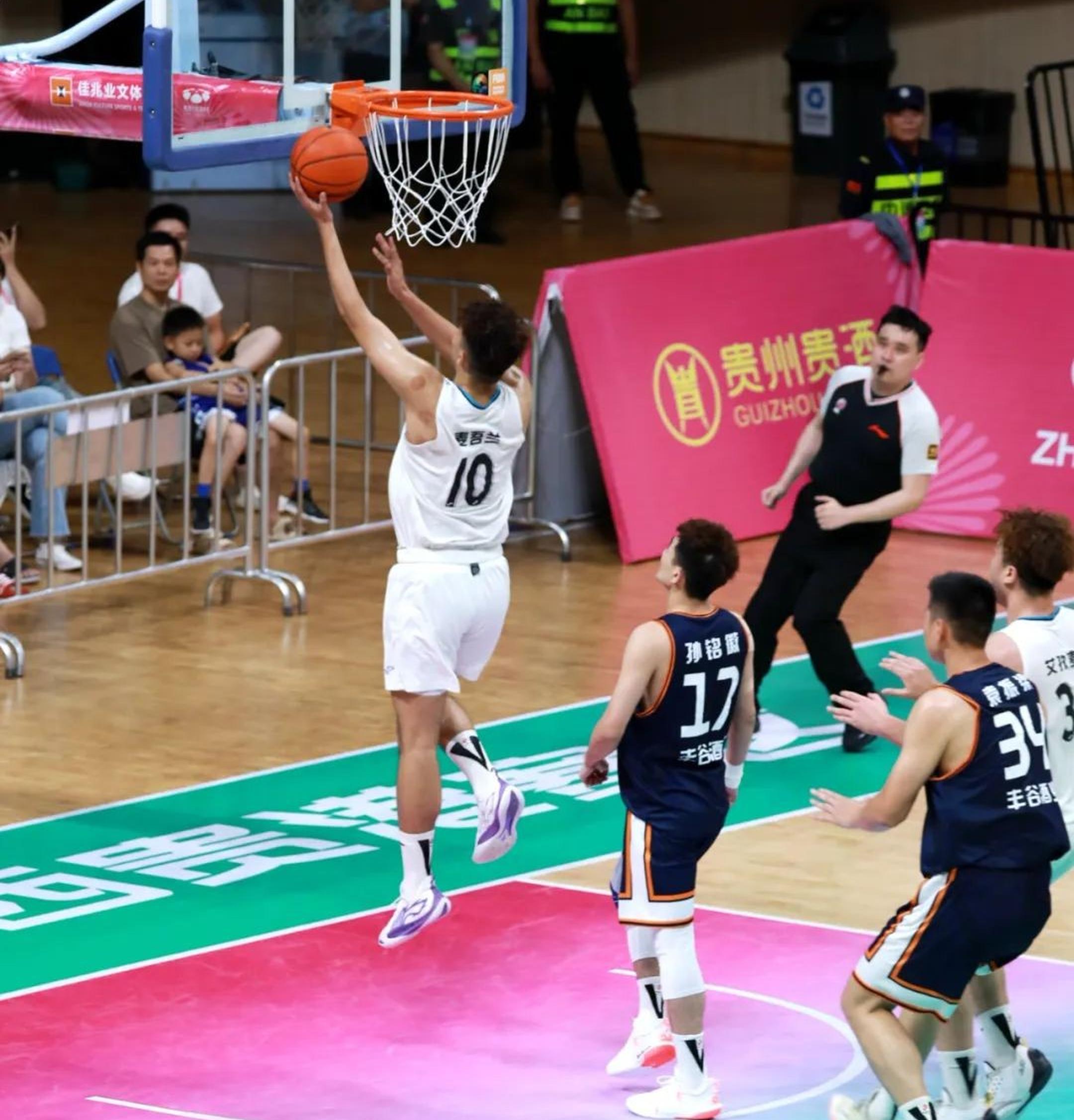 包含重庆男篮遭遇团队危机，教练组积极应对的词条