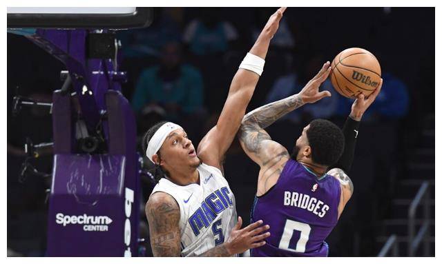 黄蜂逆转魔术，费沃斯关键制胜的简单介绍