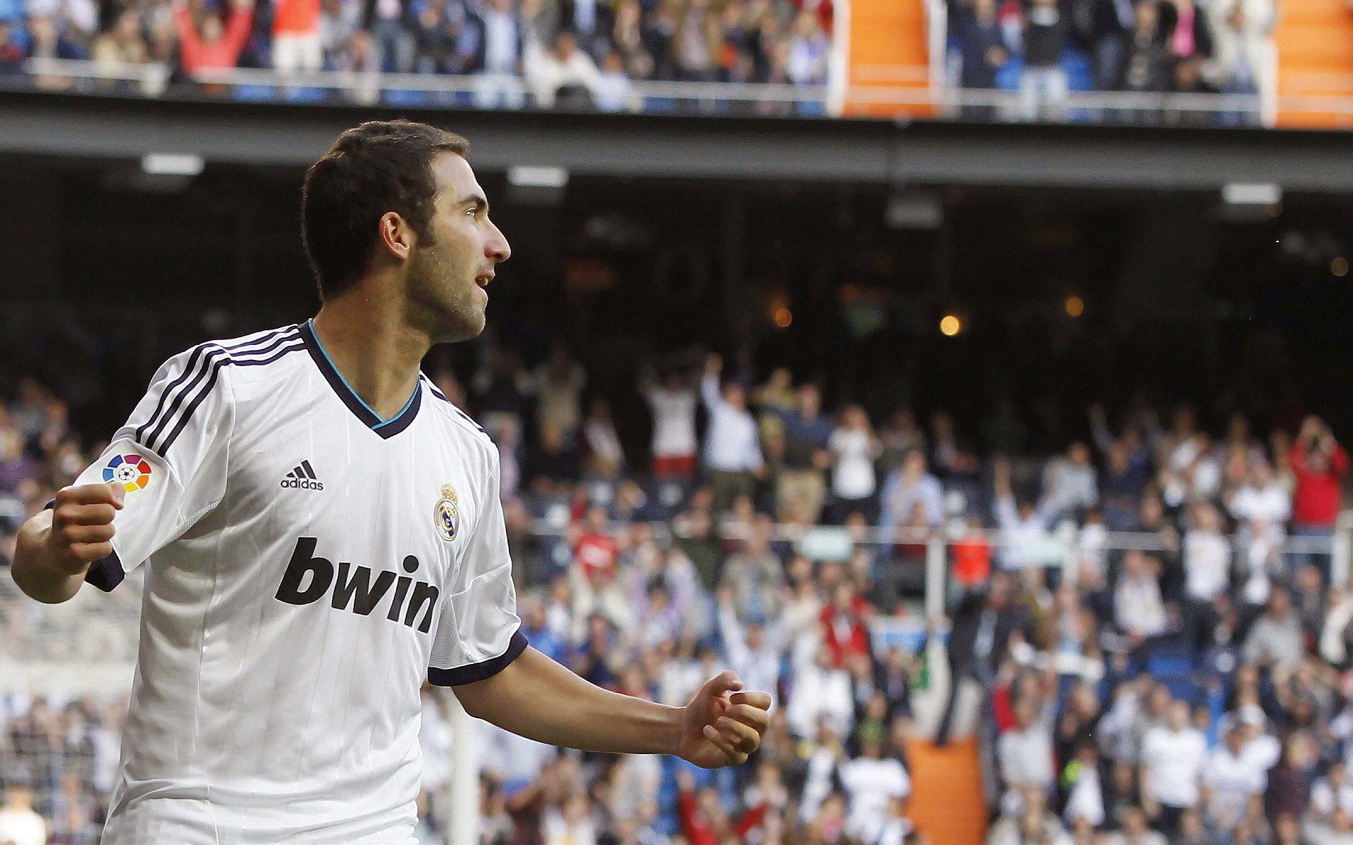 卡马文加统治中场,中国男足四球横扫牙买加迎开门红